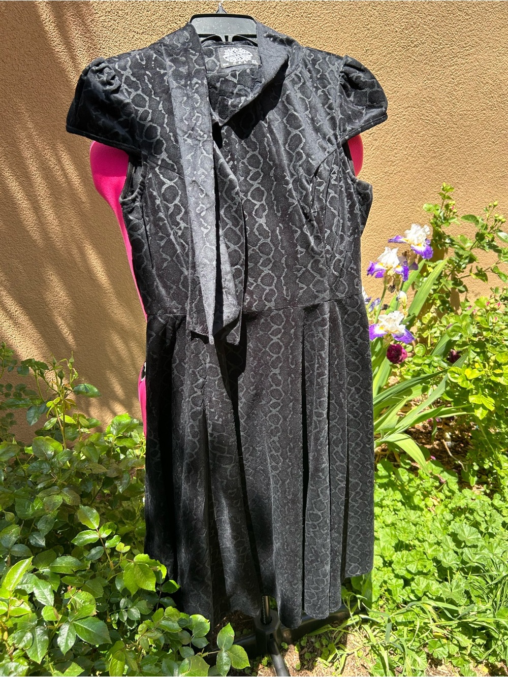 Hearts & Roses Black Textured Tie-Neck Women's Dress